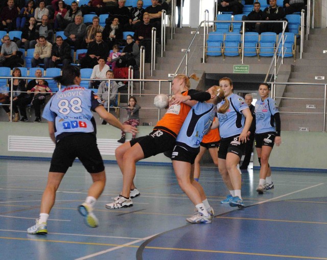 Tczewianki (z piłką Anna Szot) mimo agresywnej obrony pokonały Ruch (na niebiesko).