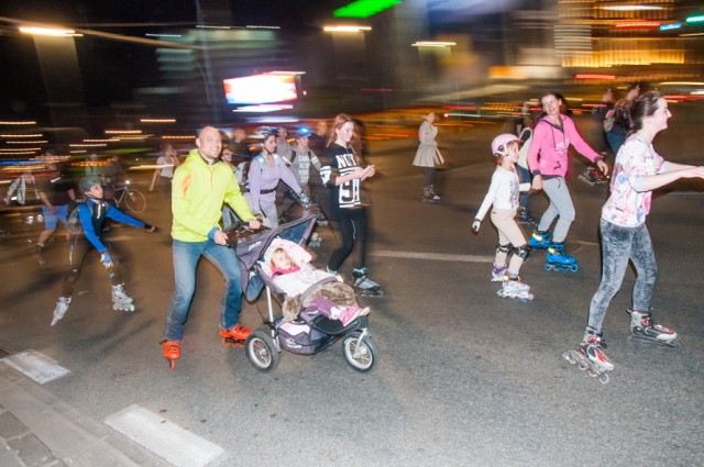 Nightskating. Rolkarze przejechali przez centrum w ramach Orlen Warsaw Marathon [ZDJĘCIA]