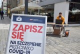 Gorzów. Na deptaku w centrum działa punkt zapisów na szczepienia