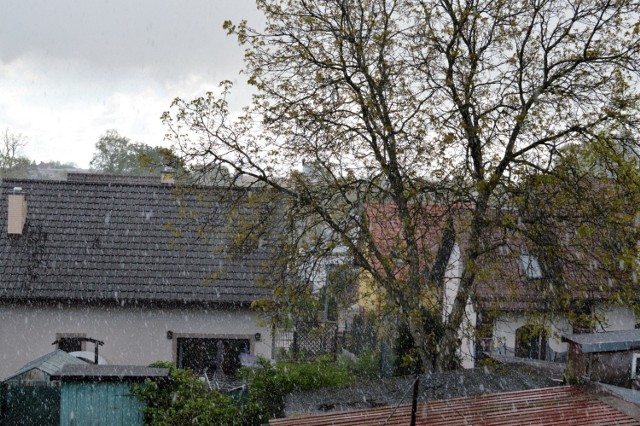 Pogoda nie nastraja do majówek "pod chmurką" - po godz. 11.00 spadł grad...