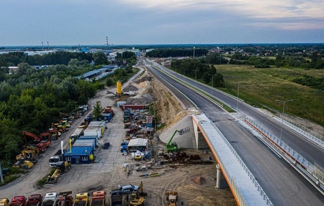 Na jednej z jezdni alei Wojska Polskiego jest już asfalt. Całe zadanie ma być gotowe do 30 września tego roku.