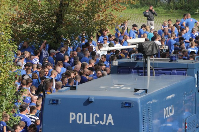 Kibice Ruchu Chorzów pod stadionem Szombierek Bytom

Zobacz kolejne zdjęcia. Przesuwaj zdjęcia w prawo - naciśnij strzałkę lub przycisk NASTĘPNE