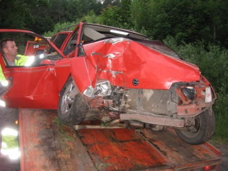Opel kadett, którym jechał 23-letni Paweł W. zjechał na pobocze i uderzył w drzewo.  W wypadku zginął 47-letni wujek kierowcy. FOT. ARCHIWUM STRAŻY POŻARNEJ W KWIDZYNIE