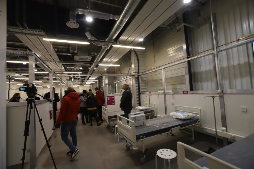 Szpital covidowy na lotnisku w Pyrzowicach przyjmie pacjentów od 26 marca. Brakuje jednak jeszcze lekarzy, pielęgniarek i salowych