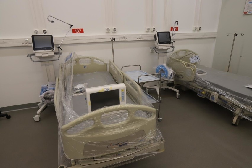 Szpital covidowy na lotnisku w Pyrzowicach przyjmie pacjentów od 26 marca. Brakuje jednak jeszcze lekarzy, pielęgniarek i salowych