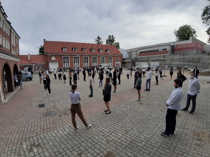 Ósme klasy w SP1 Szczecinek. Egzamin w czasie epidemii [zdjęcia]