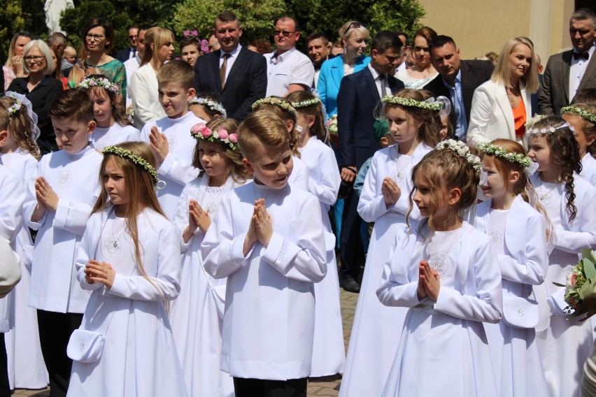 Sezon komunijny 2023 w Wieluniu zakończyły dzieci z...