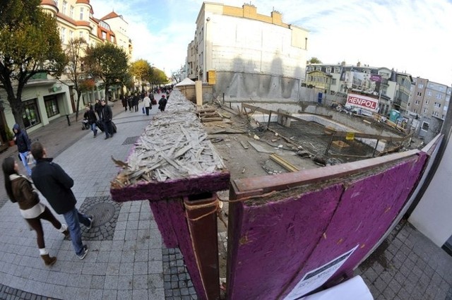 Wyjątkiem są te banki, które funkcjonowały w tym miejscu jeszcze przed uchwaleniem planu, bo prawo nie działa wstecz.  Jednak w sytuacji, kiedy na deptaku powstać ma nowo wybudowany obiekt, wymagane są także nowe pozwolenia na jego funkcjonowanie. A te ustalane są na podstawie aktualnego planu. Inaczej rzecz się ma w przypadku przebudowy danego budynku. Wtedy aktualne pozostają dotychczasowe pozwolenia.

Władze Sopotu nie widzą problemu

Tymczasem problemu w całej sprawie nie widzą przedstawiciele sopockich władz. Wiceprezydent miasta, Bartosz Piotrusiewicz, stwierdził nawet, że powstający zupełnie nowy budynek, nie ma nic wspólnego z jego budową, a jedynie... "gruntowną przebudową". Nie ukrywa też, że miastu bardzo zależy na tym, by przy najbardziej reprezentatywnej ulicy w mieście nie było dziury po banku.
-&nbsp;Nie jest w interesie gminy, by przeciągać manewry wokół tej inwestycji - słyszymy od wiceprezydenta Piotrusiewicza.

Sprawa, prawdopodobnie, szybko się jednak nie zakończy. Wspólnota Mieszkaniowa przy ul. Boh. Monte Cassino 30, która sąsiaduje z kontrowersyjną inwestycją, zamierza odwołać się od październikowej decyzji inspektoratu budowlanego. 

Co myślisz o tej sprawie? Zapraszamy do komentowania!