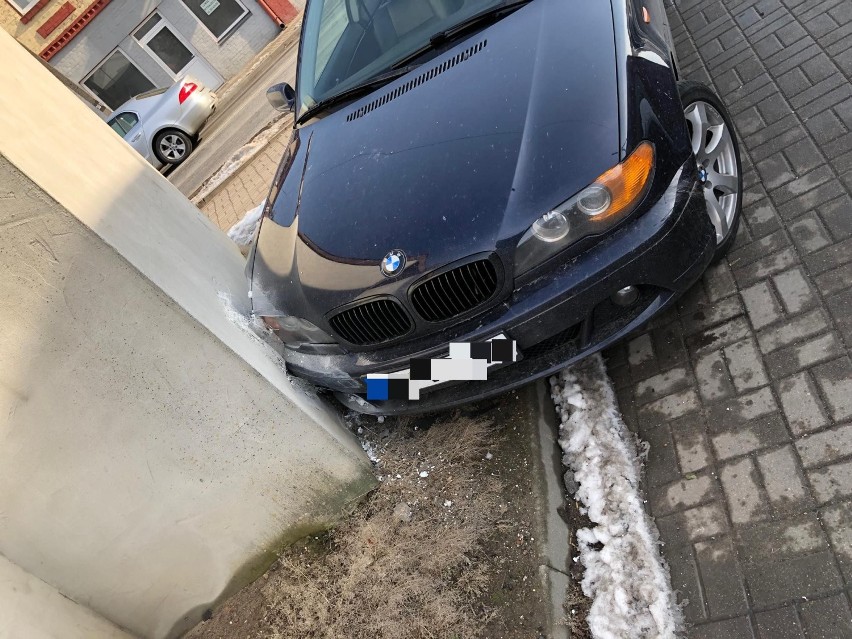 Samochód marki BMW uderzył w budynek kwiaciarni [zdjęcia]