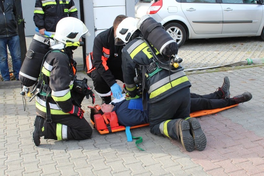 Rozerwana butla, pożar magazynu i ranni pracownicy. W Konopnicy doskonalono współpracę służb [FOTO]