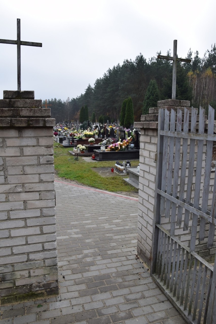 Wszystkich Świętych w Skierniewicach. Nie wszystkie cmentarze są zamknięte [ZDJĘCIA]