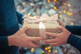 Boże Narodzenie 2023 na kredyt? W tym roku Polacy oszczędzają na prezentach i świątecznych wydatkach
