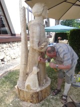 Plener rzeźbiarski przy muzeum w Wieluniu [ZDJĘCIA, FILM]