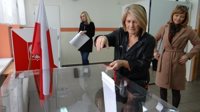 Głosowanie w Obwodowej Komisji Wyborczej nr 1 w Zduńskiej Woli