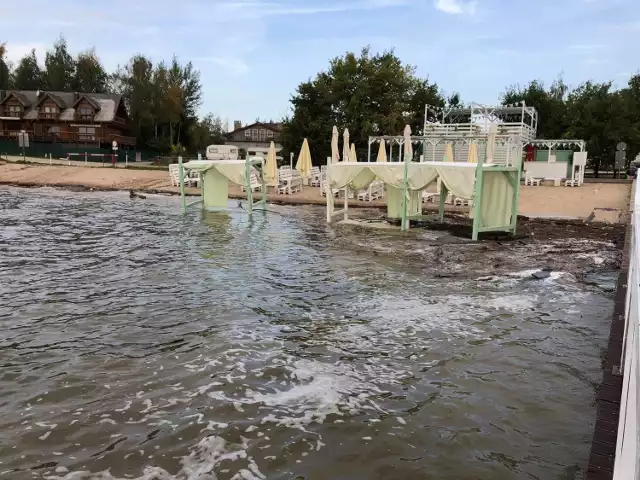 Podtopiona plaża i zniszczenia po okresie zwiększonego poziomu wody na Zalewie Mietkowskim