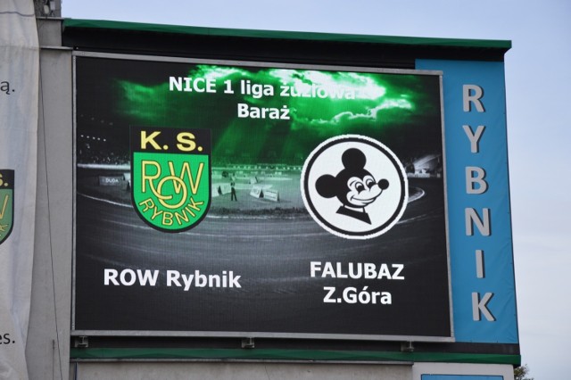 Żużlowcy RM Solar Falubazu Zielona Góra sezon 2020 w PGE Ekstralidze rozpoczną na Śląsku. 14 czerwca (godz. 16.30) zmierzą się z beniaminkiem rozgrywek RKM-em Rybnik. Będą w tym spotkaniu faworytem.

Ostatni raz zielonogórzanie o dużą stawkę rywalizowali z zespołem z Rybnika w sezonie 2018. Zespoły stoczyły batalię w meczach barażowych o miejsce w PGE Ekstralidze. Zwycięsko z tej konfrontacji wyszedł Falubaz, który u siebie wygrał 51:39, a w rewanżu na rybnickim torze był remis 45:45. Obejrzyjcie zdjęcia z tego drugiego meczu >>>>
