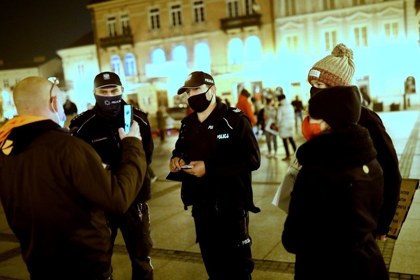 Szokujące legitymowanie przez policję w Piotrkowie podczas...