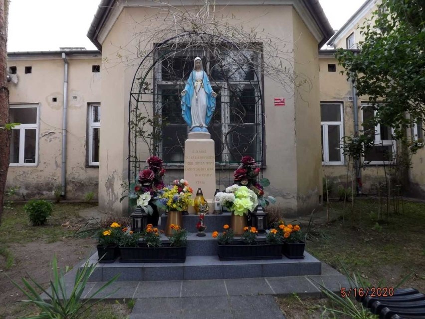 Figurka Maryi Niepokalanej na terenie starego szpitala w...