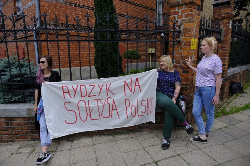 O. Tadeusz Rydzyk stawił się w sądzie w Toruniu. Protest przed budynkiem