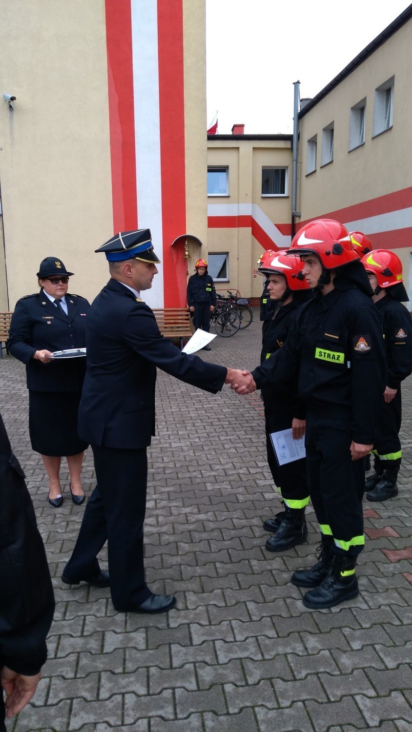 Podczas uroczystej zmiany służby komendant powiatowy powitał w szeregach naszej formacji st. str. Krzysztofa Fabisiaka