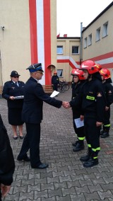 Wręczenie aktu nadania stopnia absolwentowi szkoły pożarniczej