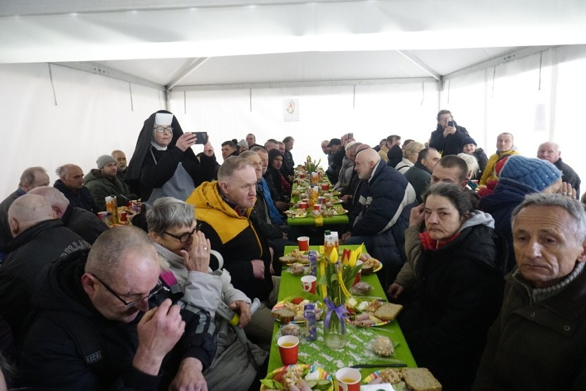 Caritas w Poznaniu przygotował śniadanie wielkanocne dla...