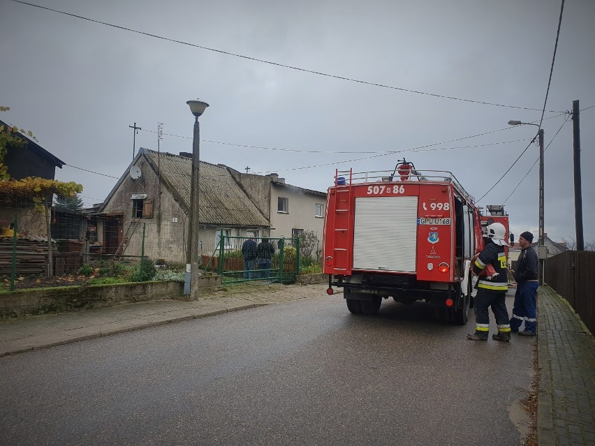 Groźny pożar w Osłoninie (gmina Puck). W jednorodzinnym domu wybuchł piec. Ewakuowano trzy osoby | ZDJĘCIA, WIDEO