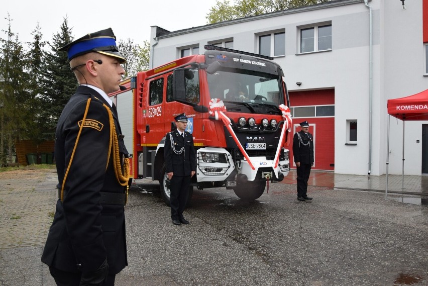 Uroczystości z okazji Dnia Strażaka przed odnowioną remizą...