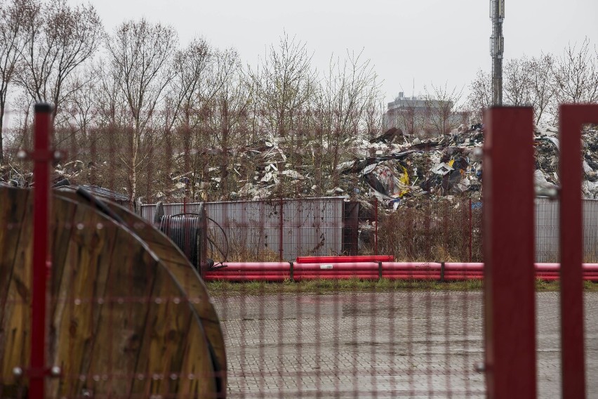 Hałda śmieci na terenach PKP. Zalega tam nielegalnie od sześciu lat. "To bomba z opóźnionym zapłonem"