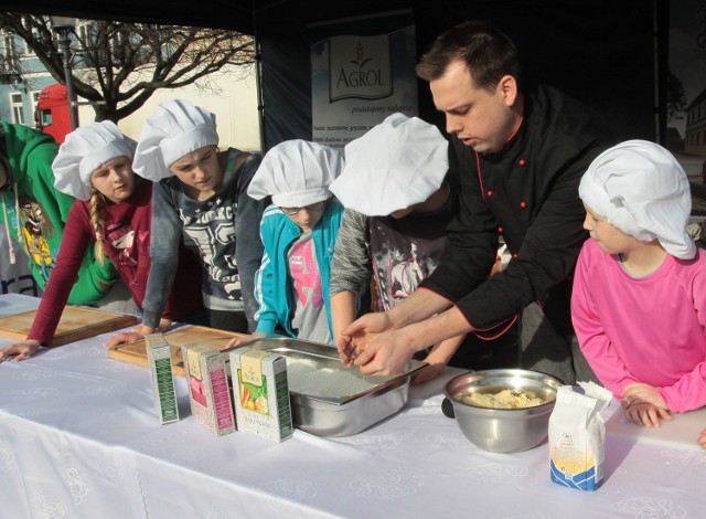 Kulinarne Walentynki - Jakub Kuroń gotował na Rynku w Radomiu
