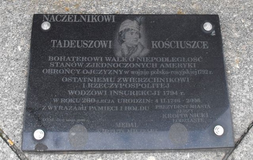 Tablica pamiątkowa przy pomniku Tadeusza Kościuszki.