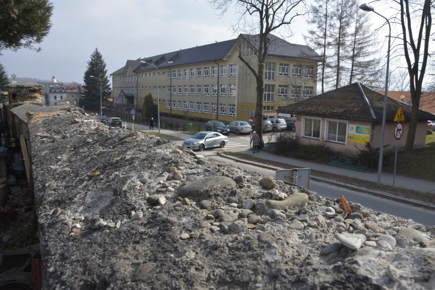 Mur cmentarza parafialnego grozi zawaleniem. Zabezpieczenie, które udało się wykonać, to tylko doraźne rozwiązanie