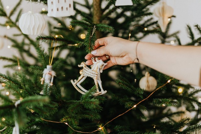 Ubieranie choinki to jeden  z najpiękniejszych bożonarodzeniowych zwyczajów. To też dobry moment, żeby przy strojeniu świątecznego drzewka miło spędzić czas z najbliższymi. Zobacz kolejne slajdy i przejrzyj najmodniejsze ozdoby choinkowe na rok 2021. Przesuwają zdjęcia w prawo, naciśnij strzałkę lub przycisk NASTĘPNE.