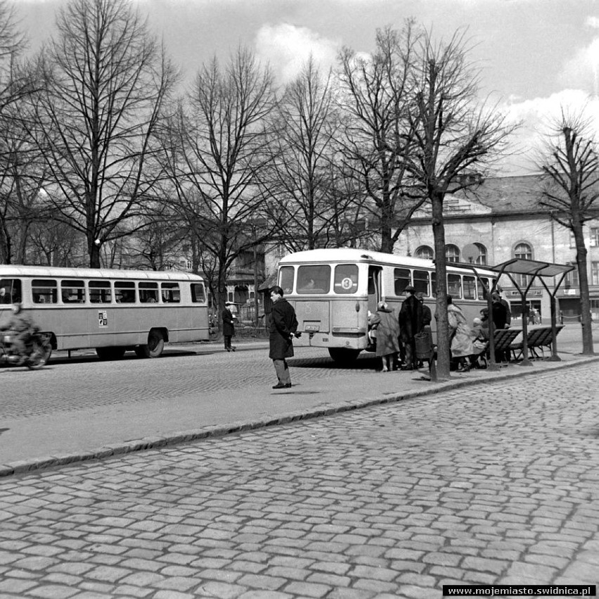 Świdnica 50 lat temu. Tak dawniej wyglądało centrum miasta. Pamiętasz te kamienice, rozpoznajesz kogoś? 