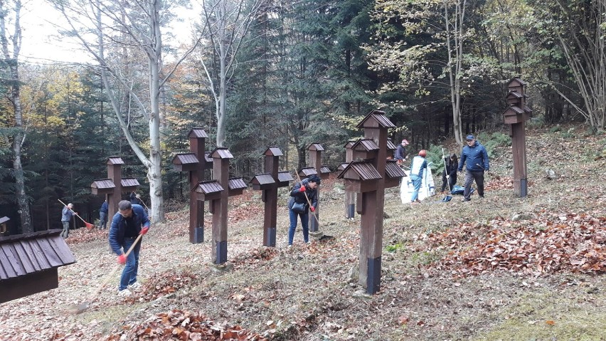 Gorlice. Policjanci z Komendy Powiatowej Policji  stali się oficjalnymi opiekunami cmentarza wojennego w Blechnarce