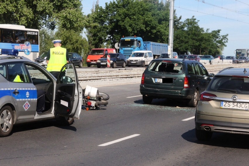Wypadek na ul. Gdańskiej. Samochód potrącił motorowerzystę [zdjęcia]