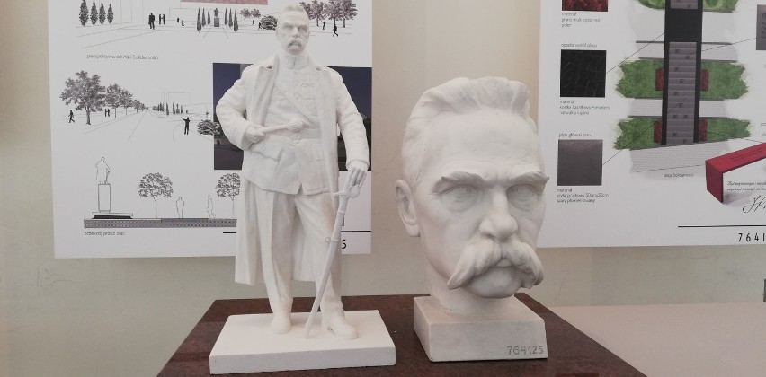 Zwycięski projekt pomnika Piłsudskiego oraz makieta głowy...
