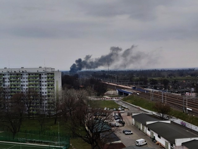 Kłęby czarnego dymu nad Osobowicami. Widok z budynku na Popowicach