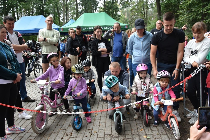 Cykliści pojechali z Kotli do Leśnej Doliny. Wśród nich nie...