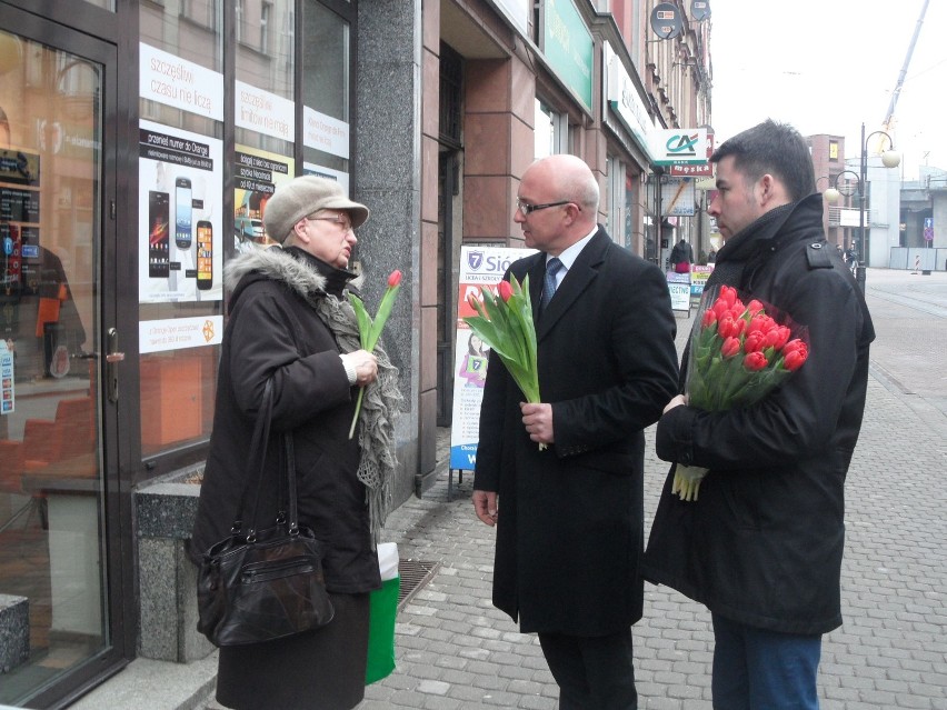 Dzień Kobiet w Chorzowie: Andrzej Kotala rozdawał kwiaty na &quot;Wolce&quot;