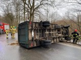 Wypadek w Somoninie - samochód z cielakami wypadł z trasy (13.03.2021)