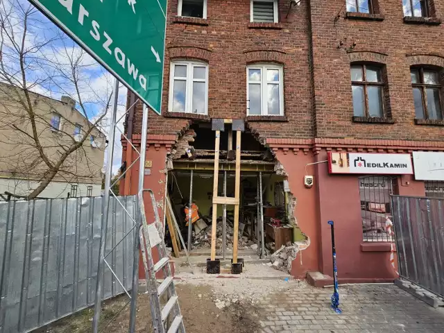 Śladem po wjeździe autolawety w kamienicę przy Szosie Chełmińskiej 104 w Toruniu jest dziura na jej parterze oraz naruszone stropy między kondygnacjami. Budynek czeka poważny remont