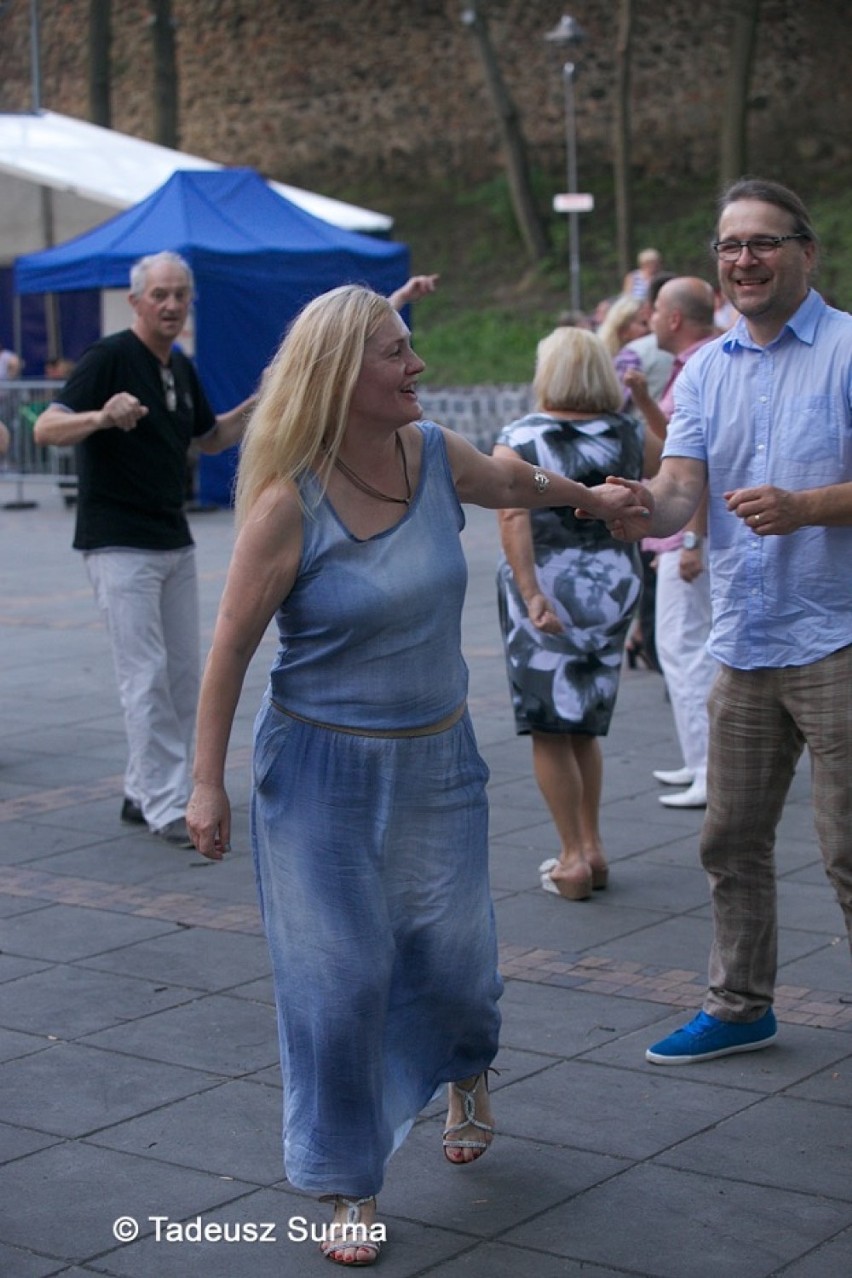 Miejscy radni pokazują, jak się bawić, czyli stargardzkie fajfy w parku w obiektywie Tadeusza Surmy