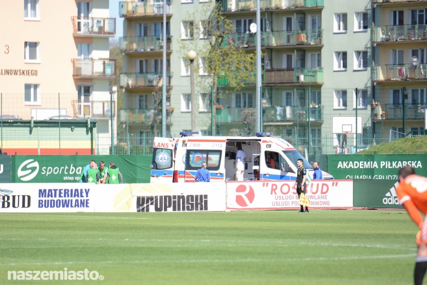 Piłkarz Olimpii złamał łokieć w meczu z Chojniczanką. Czeka go długa przerwa [zdjęcia]
