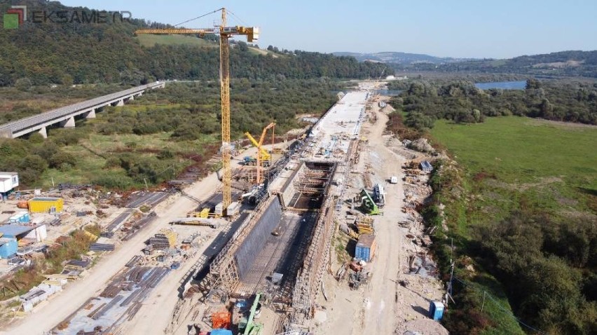 Trwa budowa mostu w Kurowie na rzece Dunajec.Powstaje...