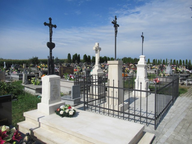 Odrestaurowane zabytkowe pomniki nagrobne na cmentarzu w Kaszycach w gminie Orły.