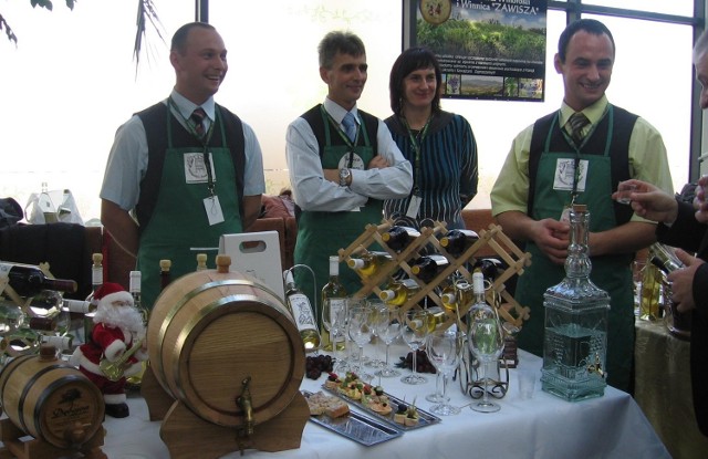 Stoisko Mariusza Chryka (stoi w środku)  robiło furorę podczas Święta Polskiego Wina w Zielonej Górze