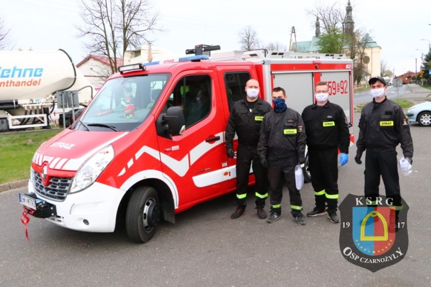 W gminie Czarnożyły strażacy dostarczają maseczki mieszkańcom FOTO