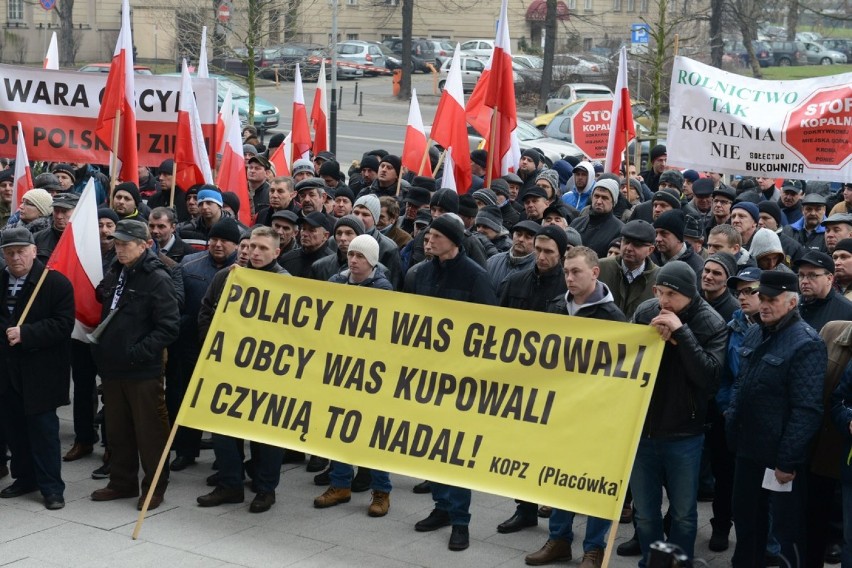 Protest w Poznaniu: Rolnicy pikietowali przed Urzędem Wojewódzkim