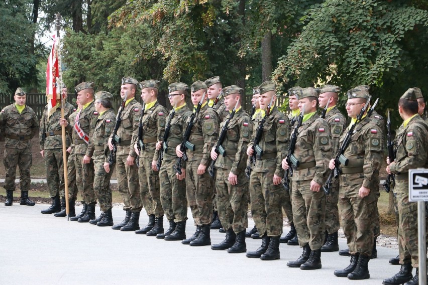 Odsłonięcie odbyło się w asyście kompanii honorowej...